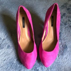 Pink round tie heels